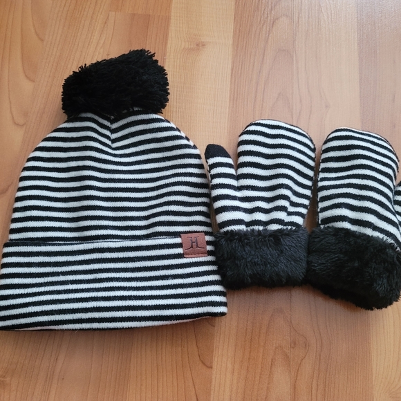 Toddler Girls Boys Black White Striped Hat & Mitten Set Pom Pom NWT Size 2T-3T - Picture 9 of 10